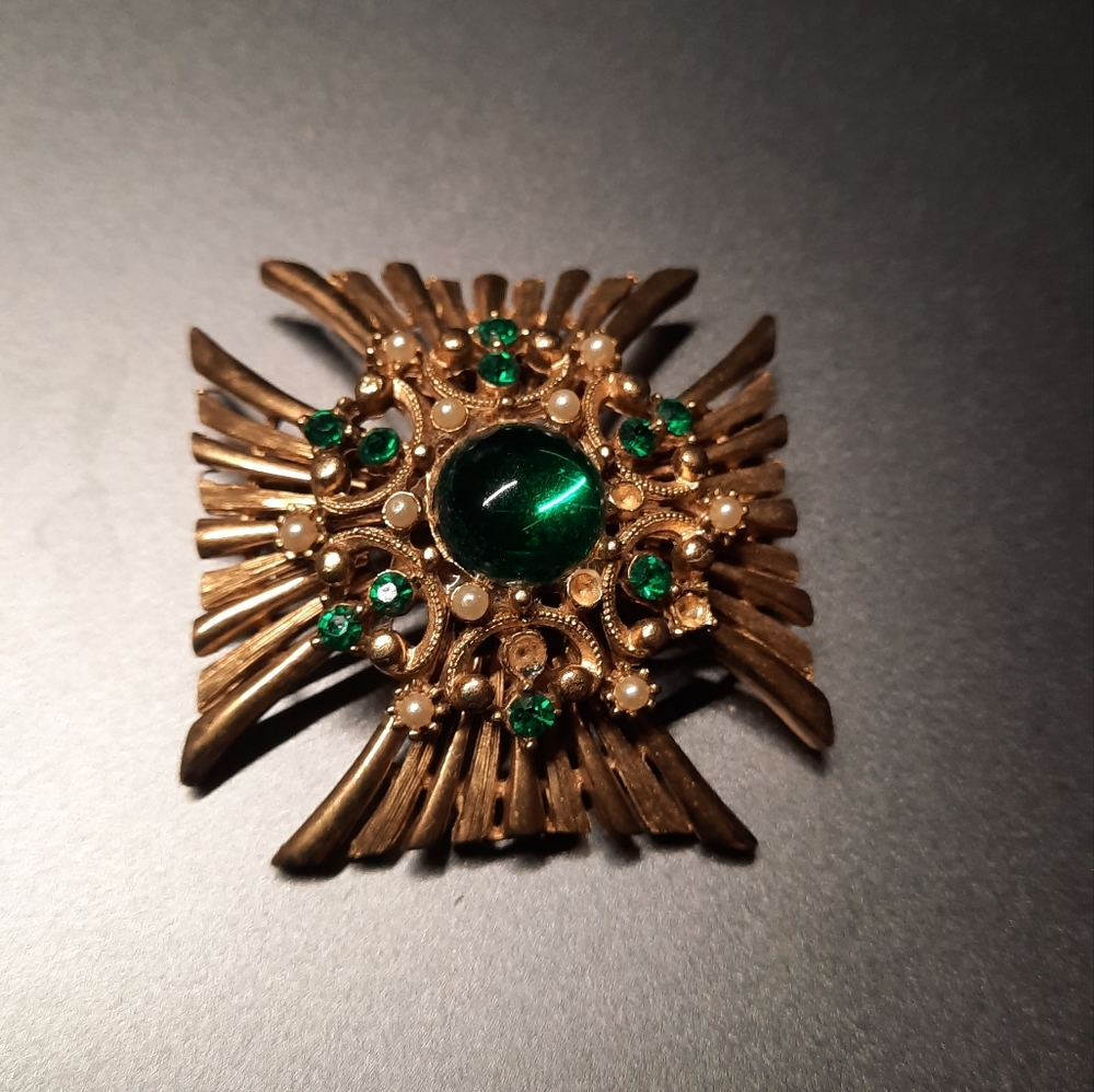 Nice vintage brooch.